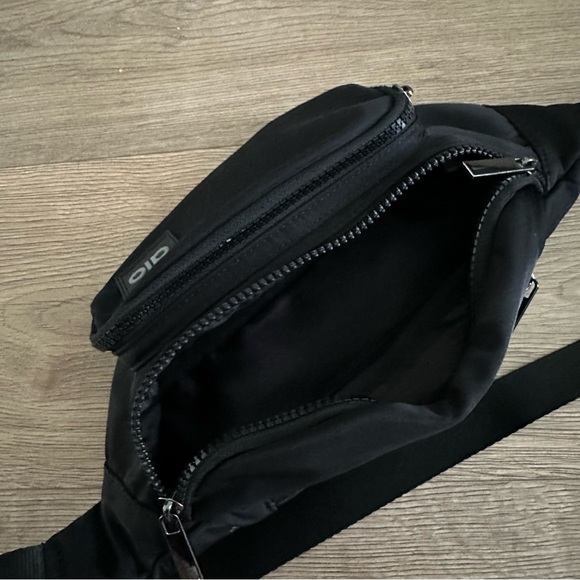 ALO Yoga Explorer Fanny Pack Crossbody Bag Black - Picture 6 of 6